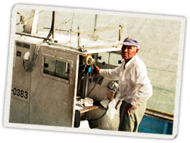 釣り船とお爺ちゃんの写真